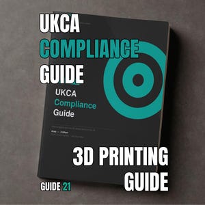 Op de afbeelding: Een zwart boek getiteld UKCA COMPLIANCE GUIDE met een grote blauwgroene cirkelvormige doelgrafiek op de omslag. De tekst luidt UKCA COMPLIANCE GUIDE, 3D PRINTING GUIDE en GUIDE 21. De omslag bevat aanvullende tekst, waaronder Andy - Z-Offset.