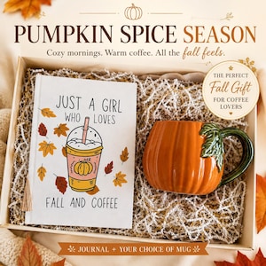 Puede incluir: Una caja de regalo que contiene un diario blanco con una ilustración de una taza de café y el texto 'JUST A GIRL WHO LOVES FALL AND COFFEE' junto a una taza de cerámica naranja con forma de calabaza y asa de hoja verde.