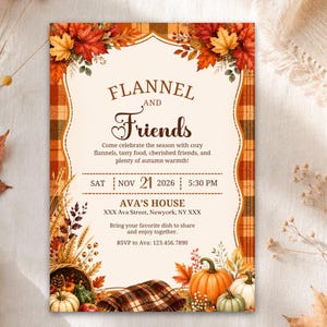 Puede incluir: Una tarjeta de invitación rectangular con un centro color crema y texto marrón que dice Flannel and Friends, fecha, hora y ubicación. El borde muestra un patrón de cuadros, hojas de otoño, calabazas y una ilustración de cornucopia.
