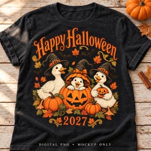 Puede incluir: Una camiseta negra con un gráfico de tres patos blancos con sombreros de bruja. El pato central está sentado dentro de una calabaza. El texto dice Happy Halloween y 2027, rodeado de hojas de otoño naranjas y pequeños murciélagos.