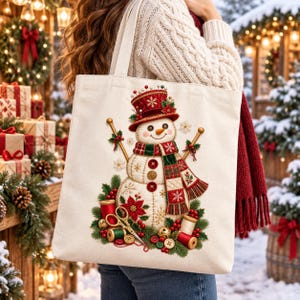 Puede incluir: Un bolso de tela color crema con un diseño central de un muñeco de nieve que lleva un sombrero de copa rojo y una bufanda de cuadros. El muñeco está rodeado de artículos de costura como tijeras doradas, carretes de hilo y botones.