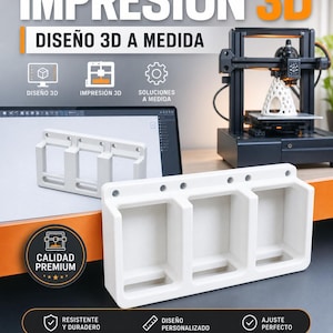 Könnte beinhalten: Ein weißer 3D-gedruckter Organizer mit drei Fächern, präsentiert vor einem 3D-Drucker. Das Bild enthält spanischen Text: "IMPRESIÓN 3D" und "DISEÑO 3D A MEDIDA". Der Organizer ist mit "CALIDAD PREMIUM" und "RESISTENTE Y DURADERO" gekennzeichnet.