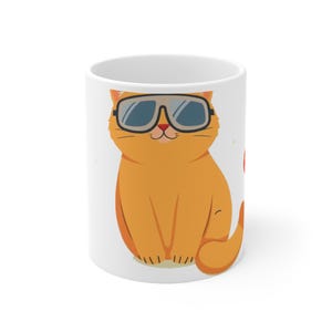Könnte beinhalten: Ein weißer Keramikbecher mit einer grafischen Illustration einer orangefarbenen Katze, die eine große, dunkel getönte Sonnenbrille trägt. Die Katze sitzt in einer aufrechten Position mit kleiner rosa Nase und einem dezenten Lächeln.