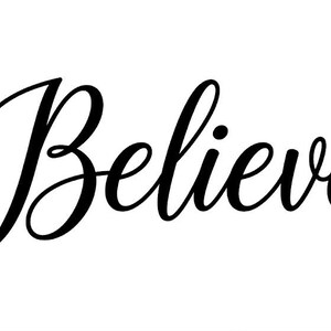 Könnte beinhalten: Ein schwarzes Grafikdesign mit dem Wort Believe in einer kursiven Schreibschrift. Die Buchstaben sind einfarbig schwarz und heben sich von einem schlichten weißen Hintergrund ab, was eine kontrastreiche Darstellung des Wortes ergibt.