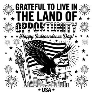 Könnte beinhalten: Schwarz-weiße Grafik mit dem Text "Grateful to live in the land of opportunity" und "Happy Independence Day!". Ein Adler fliegt vor einer US-Flagge, mit Feuerwerk und Sternen.