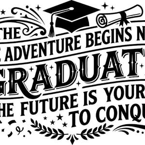 Peut inclure: Un design graphique en noir et blanc représentant une toque de diplômé et un diplôme enroulé. Le texte indique : THE ADVENTURE BEGINS NOW! GRADUATE THE FUTURE IS YOURS TO CONQUER. Le motif inclut des volutes décoratives, des étoiles et des confettis.