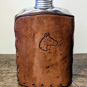 Vintage Leder eingewickelte Glasflasche punziert Pferdekopf Mid Century