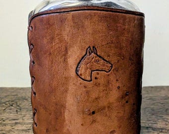Fiaschetta in vetro vintage rivestita in pelle con decorazione a testa di cavallo, stile metà secolo.