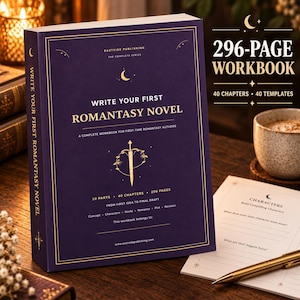 Könnte beinhalten: Ein dunkelviolettes Hardcover-Arbeitsbuch mit dem Titel Write Your First Romantasy Novel, goldener Schrift und einer Schwertgrafik. Der Einband zeigt Eastside Publishing, 10 Teile, 40 Kapitel und 296 Seiten. Ein passendes Charakterblatt und ein Stift liegen daneben.
