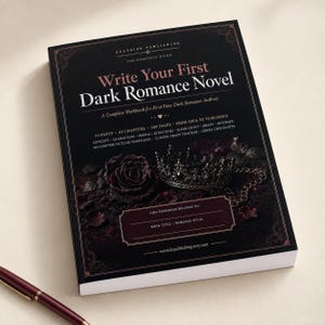 Può includere: Un quaderno di esercizi in brossura intitolato Write Your First Dark Romance Novel di Eastside Publishing. La copertina nera presenta una rosa scura e una corona, con testo che dettaglia 10 parti, 40 capitoli e 300 pagine. Una penna bordeaux è accanto.
