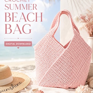 Può includere: Una borsa da spiaggia all'uncinetto rosa chiaro con due manici e un motivo a maglia testurizzato. L'immagine include il testo CROCHET SUMMER BEACH BAG e DIGITAL DOWNLOAD. Un cappello di paglia con la parola sunshine e conchiglie sono visibili.