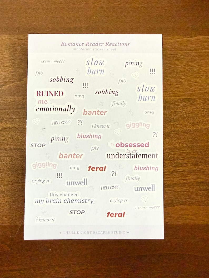 Op de afbeelding: Een rechthoekig stickervel met de titel Romance Reader Reactions met diverse zinnen in verschillende lettertypes en kleuren, waaronder slow burn, sobbing, RUINED me emotionally, banter, blushing, obsessed, feral en this changed my brain chemistry.
