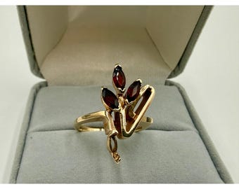 Anillo vintage de oro amarillo de 10 quilates con granate talla marquesa, talla 6.75, 4 g, diseño floral.