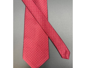 Corbata de seda Resilio para hombre, color rojo microcuadros, fabricada en EE. UU., estilo clásico formal para negocios.
