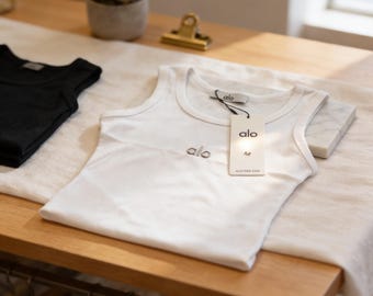Camiseta sin mangas acanalada Alo Yoga: Suave, transpirable y cómoda para un look casual.