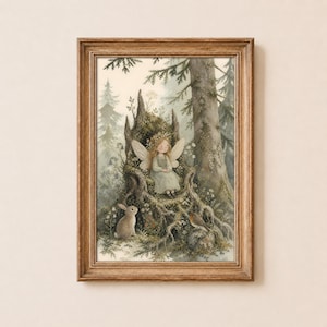 Puede incluir: Una impresión artística enmarcada que presenta una ilustración en acuarela de una figura alada sentada en un trono de tocón de árbol en un bosque. La escena incluye un pequeño conejo y un pájaro, rodeados de follaje verde, árboles y flores blancas.