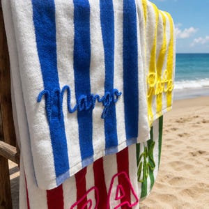 Toalla de playa de chenilla de algodón de lujo, toalla de piscina personalizada con bordado esponjoso a rayas, regalo nupcial personalizado de primera calidad, recuerdo de boda