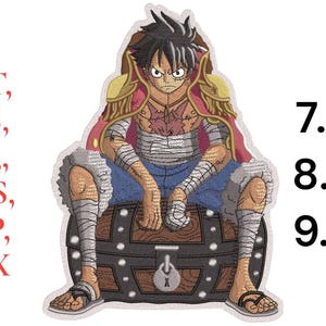 Può includere: Toppa ricamata raffigurante un personaggio anime seduto su un forziere. Il personaggio indossa un cappotto rosso e oro, pantaloncini blu e bende. Disponibile in 19,05 cm, 21,59 cm e 24,13 cm.