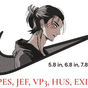 Peut inclure: Un motif brodé représentant le visage d'un personnage d'anime dans un logo Nike noir stylisé. Le motif comprend le texte "14,7 cm, 17,3 cm, 19,8 cm, 22,4 cm" et des abréviations de type de fichier. Le personnage a les cheveux gris et porte une veste à capuche noire.