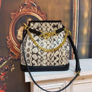 Natural White Python Print Bucket Bag, Gold Chain Snakeskin Leather Shoulder Bag, Cinch Top Crossbody Purse, Luxury Bucket Handbag