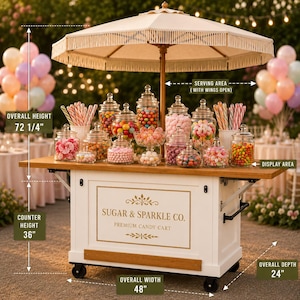 Könnte beinhalten: Ein weißer Süßigkeitenwagen aus Holz mit beigem Fransen-Sonnenschirm und Glasbehältern voller bunter Bonbons. Der Wagen trägt die Aufschrift SUGAR & SPARKLE CO. PREMIUM CANDY CART. Die Maße betragen 183,5 cm Höhe, 122 cm Breite und 61 cm Tiefe.