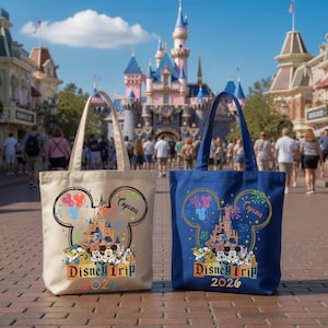 Pu&ograve; includere: Due borse in tela, una color crema e una blu, con una grafica di un castello all'interno di una silhouette a orecchie di Topolino, con personaggi, fuochi d'artificio, il nome Taylor e il testo Disney Trip 2026 stampati sul davanti.