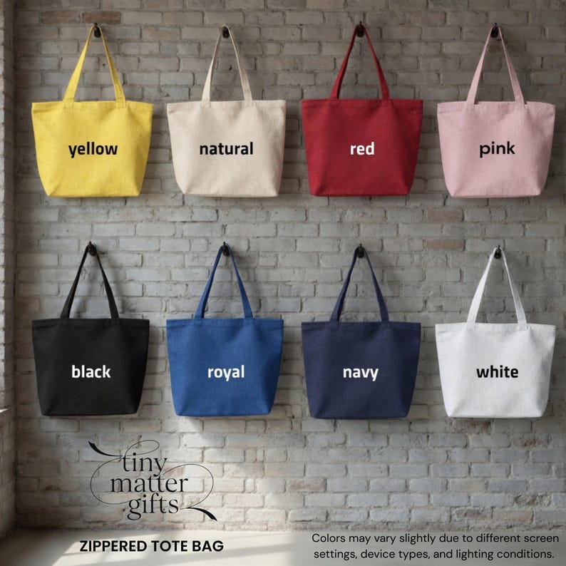 Pu&ograve; includere: Otto borse tote in tela con cerniere, disposte in due file da quattro. I colori includono giallo, naturale, rosso, rosa, nero, blu reale, blu navy e bianco. Ogni borsa riporta il nome del colore in testo nero. Il logo recita tiny matter gifts.