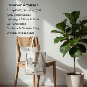 Pu&ograve; includere: Una borsa tote in tela di cotone color bianco sporco con la scritta tiny matter gifts stampata in nero. La borsa presenta un'altezza del manico di 24,13 cm, una lunghezza di 40,64 cm e una larghezza di 38,1 cm. Il tessuto pesa 170 g/m2.