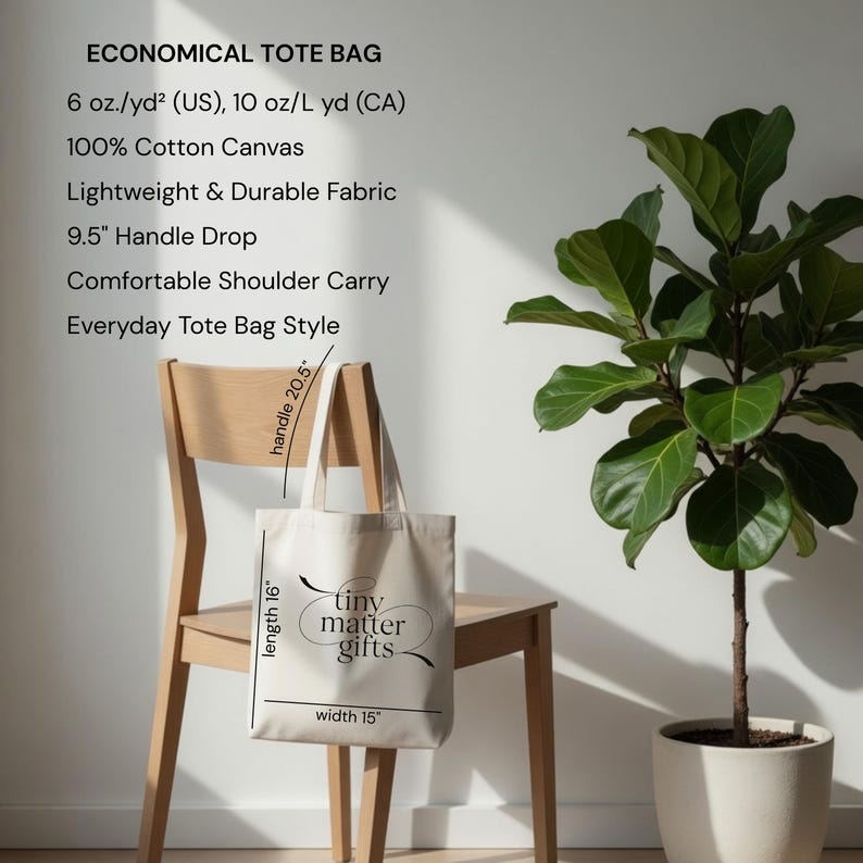 Pu&ograve; includere: Una borsa tote in tela di cotone color bianco sporco con la scritta tiny matter gifts stampata in nero. La borsa presenta un'altezza del manico di 24,13 cm, una lunghezza di 40,64 cm e una larghezza di 38,1 cm. Il tessuto pesa 170 g/m2.