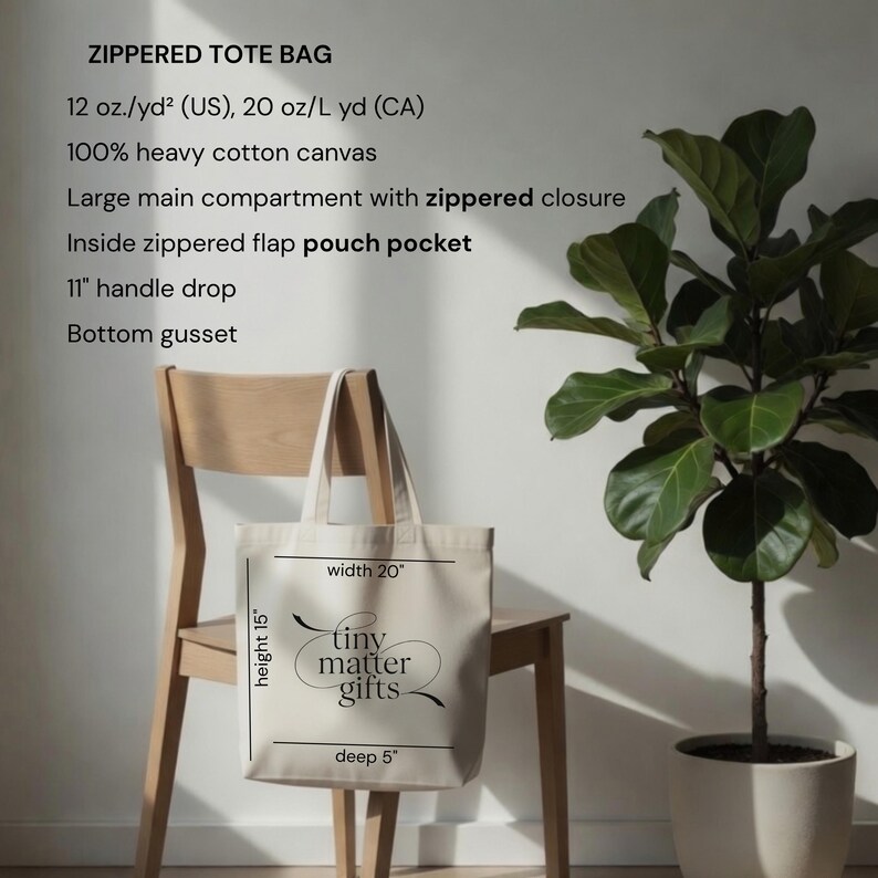 Pu&ograve; includere: Una borsa tote beige con cerniera in tela di cotone pesante. Presenta un ampio scomparto principale con chiusura a zip, una tasca interna con zip, manici con caduta di 28 cm e un soffietto sul fondo. Il testo recita: tiny matter gifts.