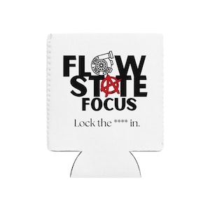 Może przedstawiać: Biały izolator do napojów ze słowami "FLOW STATE FOCUS" czarnymi literami. Czerwony symbol anarchii znajduje się na środku. Tekst "Lock the **** in." znajduje się poniżej.