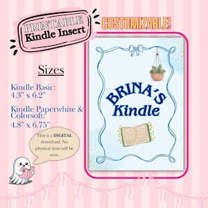 Op de afbeelding: Printbare Kindle-inzet met de tekst "BRINA'S Kindle" in blauw op een lichtblauwe achtergrond. De afbeelding bevat de tekst "PRINTABLE Kindle Insert" en "CUSTOMIZABLE!" in een roze banner. Maten zijn 10,9 cm x 15,7 cm en 12,2 cm x 17,1 cm.