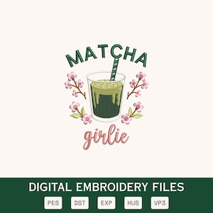Op de afbeelding: Een borduurontwerp met een glas groene matcha met een gestreept rietje, omringd door roze kersenbloesemtakken. De tekst MATCHA staat in het donkergroen erboven gebogen en het woord girlie staat eronder in roze cursief schrift.
