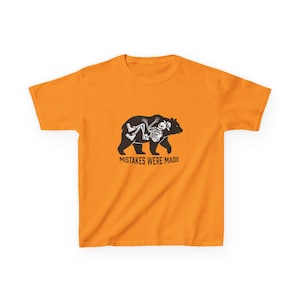Camiseta infantil con ilustración de esqueleto de oso / Camiseta gráfica con el lema "Se cometieron errores"