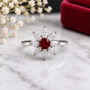 Anello con fiore di granato rosso, in argento sterling con motivo floreale e alone di zirconi. Anello di fidanzamento