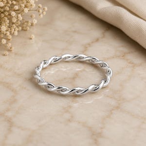 スターリングシルバーのツイストロープリング、編み込みバンド、ミニマルな重ね付けジュエリー