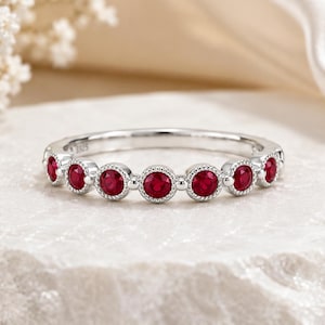 925 Sterling Silber Lab Rubin Ring, Rubin Bandring, Minimalistischer Rubin Stapelring, zierlicher Versprechensring, Juli Birthstone Ring für Frauen