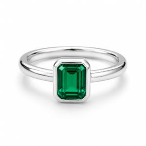 Peut inclure: Bague en argent avec une pierre verte rectangulaire taille émeraude. La pierre est sertie dans un sertissage à lunette, et le corps de la bague est lisse et poli. La bague est présentée sur fond blanc.