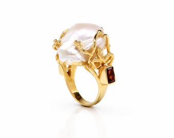 Anillo barroco de perlas, plata de ley chapada en oro de 18 quilates, amatista y granate.