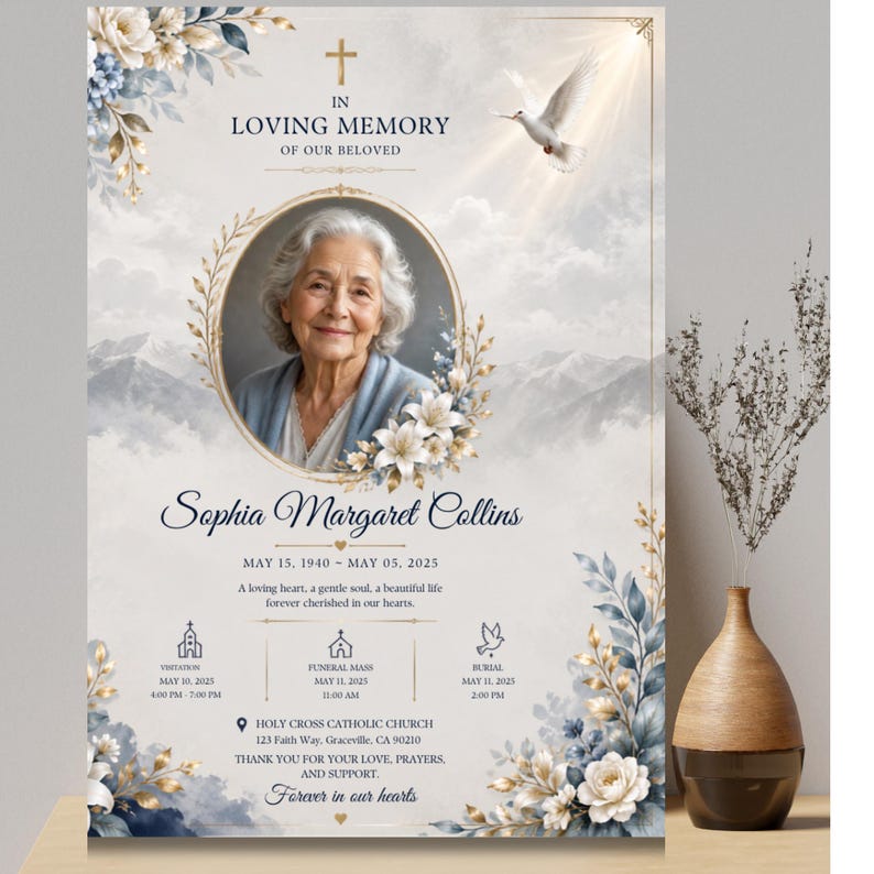 K&ouml;nnte beinhalten: Ein Trauerprogramm mit dem Portr&auml;t einer &auml;lteren Frau in einem kreisf&ouml;rmigen Rahmen, umgeben von wei&szlig;en Lilien und goldenen Bl&auml;ttern. Der Text enth&auml;lt den Namen Sophia Margaret Collins, Daten und Details zur Trauerfeier vor einem Bergmotiv.
