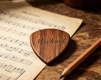 Púa de guitarra de madera grabada con nombre personalizado, regalo personalizado para guitarristas, púa de madera de nogal para músicos.
