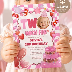 Op de afbeelding: Een rechthoekige verjaardagsuitnodiging met een roze en wit geblokte rand, rode hartillustraties en een roze taart met drie lagen. De tekst luidt Two Much Fun, Olivia's 2nd Birthday, Saturday, July 25th, 2030, inclusief tijdelijke gegevens.