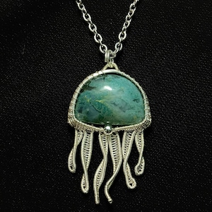 Colgante de pulpo verde envuelto en alambre: Joyería de cobre y ágata musgosa