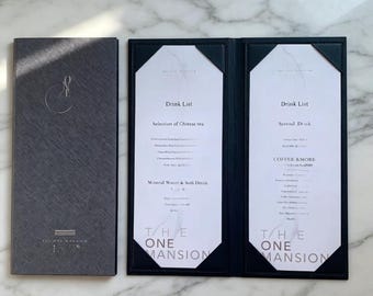 Menukaartomslag met custom design, wijnkaarthouder voor restaurant/bar met logo en hoekvakken.