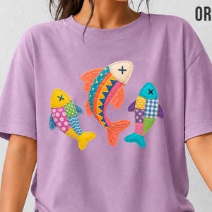 Camiseta con estampado de peces estilo patchwork, camisa bohemia con carpas koi, top veraniego costero, arte oceánico retro.