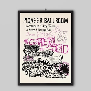 Può includere: Un poster da concerto incorniciato per il Pioneer Ballroom a Suisun City con The Grateful Dead il 23-24 settembre. Il testo nero e magenta su sfondo crema include dettagli sull'evento, un'illustrazione di Snoopy e informazioni sullo spettacolo.