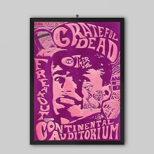 Può includere: Un poster incorniciato nei toni del viola e del rosa con un'illustrazione centrale di un volto. Il testo include Grateful Dead, The Other Side, The Lighthouse, Freakout, Continental Auditorium e 1600 Martin Ave. Include elementi grafici.
