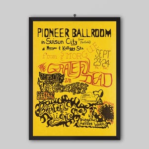 Può includere: Un poster di un concerto incorniciato con sfondo giallo e testo nero e rosso. Il poster pubblicizza un concerto dei Grateful Dead al Pioneer Ballroom di Suisun City. Il poster include la data, il luogo e altri dettagli.