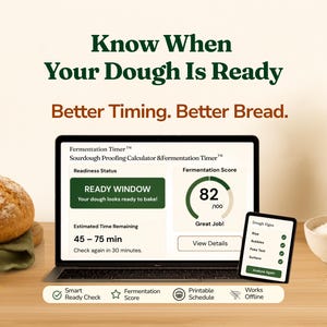 Puede incluir: Un ordenador portátil y una tableta muestran una interfaz de calculadora de fermentación de masa madre con el texto Know When Your Dough Is Ready y Better Timing. Better Bread. La pantalla muestra un estado de preparación, una puntuación de fermentación de 82 y una lista de verificación de signos de la masa.