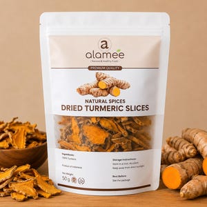 Puede incluir: Una bolsa blanca vertical de rodajas de cúrcuma seca de la marca Alamee con un peso neto de 50g. La etiqueta muestra una imagen de raíces de cúrcuma, el texto Natural Spices Dried Turmeric Slices, ingredientes e instrucciones de almacenaje.